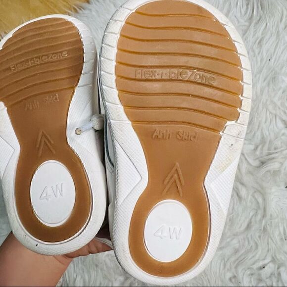 Classy white baby shoes size 4 W - Picture 4 of 12